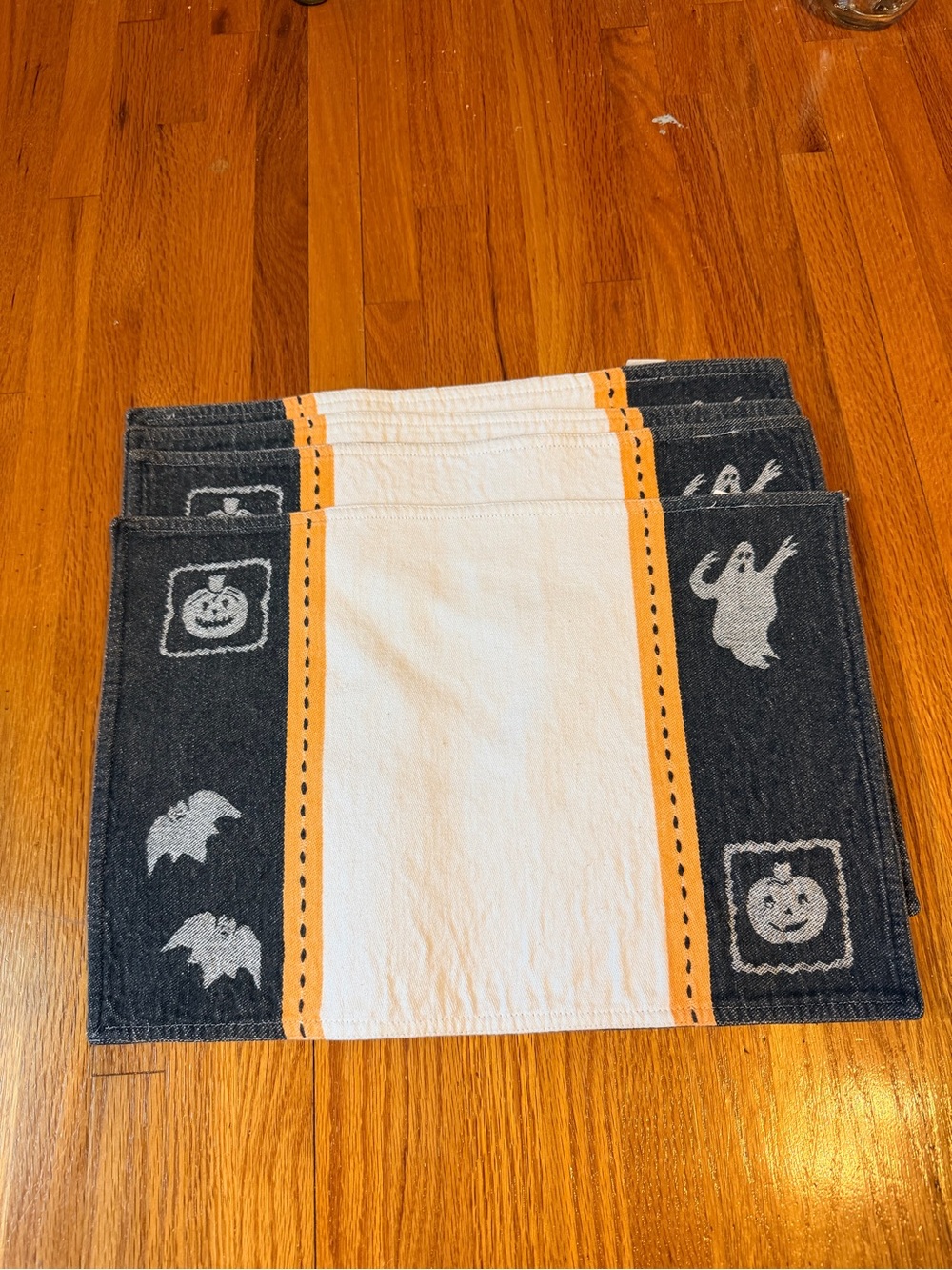 Halloween-Print Black and White placemats